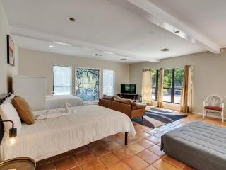 Pool, Spa&Lake 16 beds 8 bathrooms 50 car parking VENUE Magnolia Texas - 1