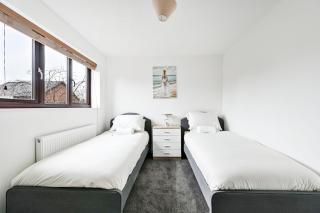 Quiet & Modern Contemporary Home for Work & Family - 5