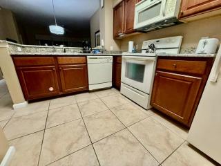 Entire Condo - 2Bed 2Bath- 5 mins to Disney Park - 2