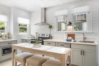 2BR Bungalow Near AMI! King, W/D, Long-Stay Deals - 9