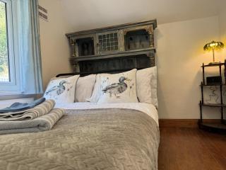 Caterham 3 Bed House, Free on street Parking - 5