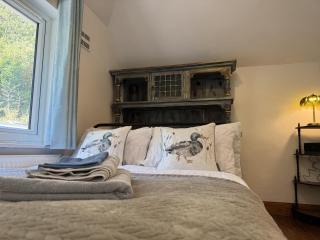 Caterham 3 Bed House, Free on street Parking - 1