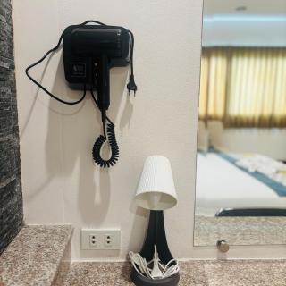 Ree- Riverside hotel - 2