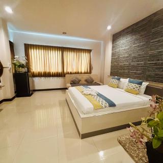 Ree- Riverside hotel - 9