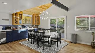 Moonridge Ski & Zoo Chalet With Hot Tub retreat - 8