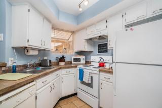 Ground Floor 2 Bdrm King Condo Close to Beach - 7