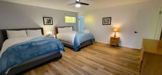 Moonridge Ski & Zoo Chalet With Hot Tub retreat - 1