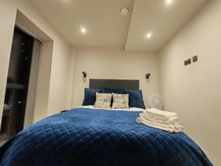 Luxury 2-Bedroom Penthouse with Stunning Views and Parking - Leeds City Centre - 7