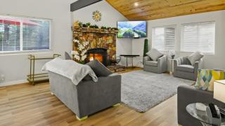 Moonridge Ski & Zoo Chalet With Hot Tub retreat - 5