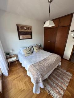 Depto. en la bella plaza Mitre. Luminoso y amplio. - 4