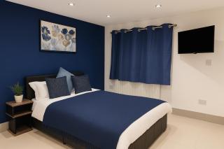 Modern Studio, 10 min Drive to London Heathrow Airport with Free Parking, 15 min Bus Ride - 0