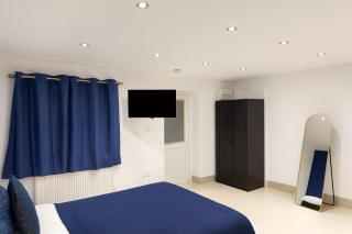 Modern Studio, 10 min Drive to London Heathrow Airport with Free Parking, 15 min Bus Ride - 1