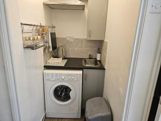 Town Centre Studio - Sleeps 2 - Parking - 3