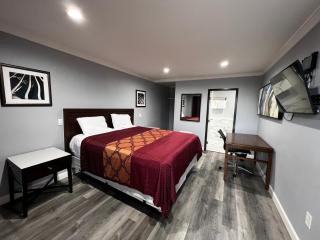 Aqua Inn Motel - 1