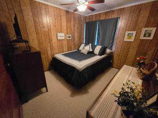 Elena's Lake Cottage - A Cozy Lake Getaway - 2