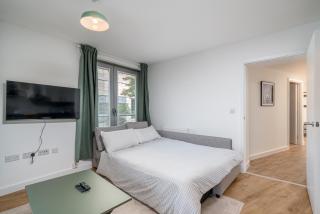 Centrally Located Spacious & Modern 1 Bedroom Flat - 4