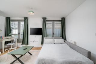 Centrally Located Spacious & Modern 1 Bedroom Flat - 3