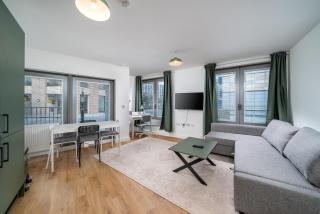 Centrally Located Spacious & Modern 1 Bedroom Flat - 0