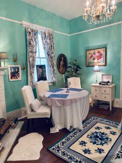 3BR Parisian Penthouse sleeps 5 w Balcony on Streetcar!! - 9