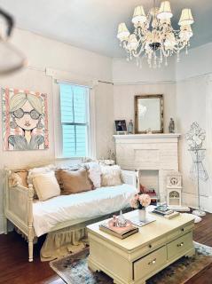 3BR Parisian Penthouse sleeps 5 w Balcony on Streetcar!! - 7