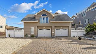 Relax At This 6 Bedroom 3 Bath Bay Front In Surf City - 0