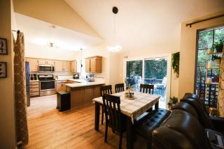 Urban Oasis with Heated Spa Pool, Bar, Garden, Firepit, Outdoor Movie Theater, Outdoor Games - 1