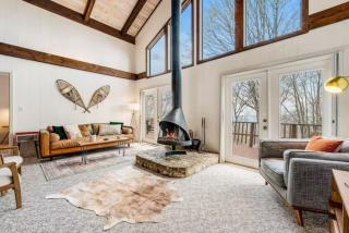 Modern Chalet Hot Tub Game Loft 1 Mi to Skiing - 4