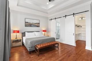 Stylish 3BR w Parking Balcony Walk Everywhere - 8