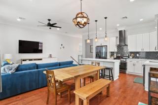 Stylish 3BR w Parking Balcony Walk Everywhere - 3