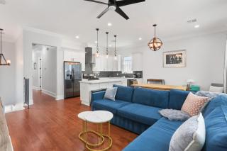 Stylish 3BR w Parking Balcony Walk Everywhere - 4