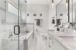 Stylish 3BR w Parking Balcony Walk Everywhere - 7