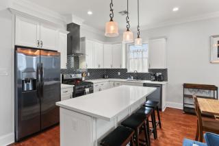 Stylish 3BR w Parking Balcony Walk Everywhere - 1