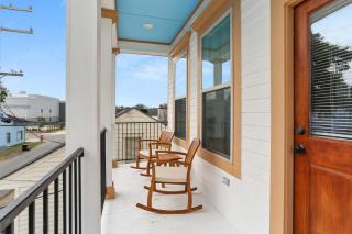 Stylish 3BR w Parking Balcony Walk Everywhere - 9