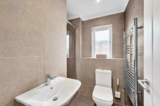 Charming 1BD Flat with Parking in Bromley - 6