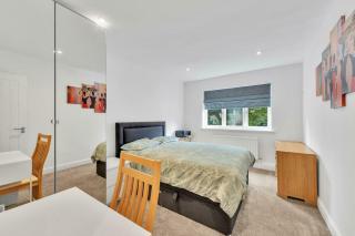 Charming 1BD Flat with Parking in Bromley - 2