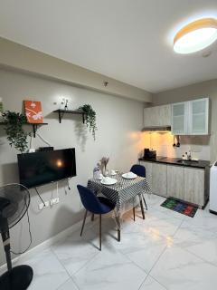 Monarch Parksuites 1BR with balcony - 2