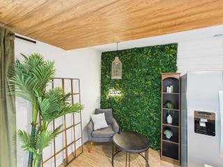 Stylish 2br Patio Oasis & Free Parking - 4