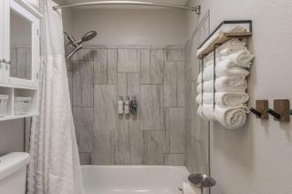 Relax in cozy style Spacious King & Queen beds - 3