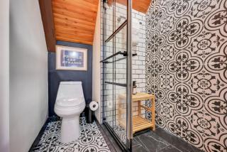 Boutique Chalet, Hot Tub, Fire Pit, Fireplace & Game Room - 2