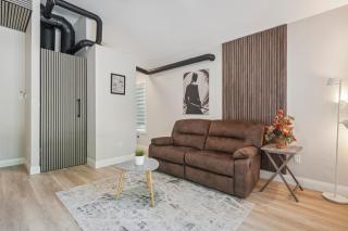 PRIVATE SUITE IN OLD TOWN MIN STAY 30 days - 5