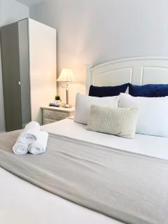 Extra-Large Downtown 5B2B Apt, Kitchen and Laundry, Walk to Convention Center & PPAC - 3