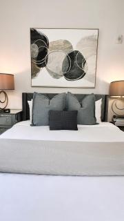 Downtown 5B2B Apt, Sleeps 10, Near PPAC & Events - 5