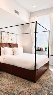 Spacious 3B2B Downtown Apt, Kitchen and Laundry, Walk to PPAC & Convention Center - 8