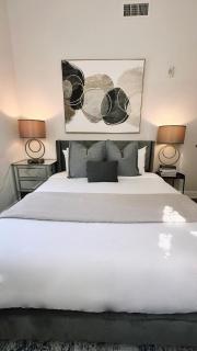 Spacious 3B2B Downtown Apt, Kitchen and Laundry, Walk to PPAC & Convention Center - 2