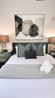 Spacious 3B2B Downtown Apt, Kitchen and Laundry, Walk to PPAC & Convention Center - 3