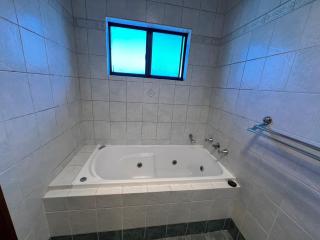 Spacious Queen Room in Lurnea - L3 - 5