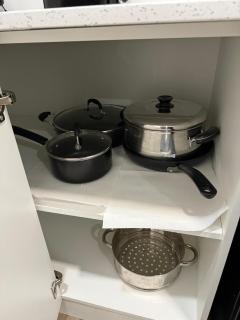 Modern & cozy one Bedroom Basement Suite with Kitchen and parking- sleeps 4 - 1