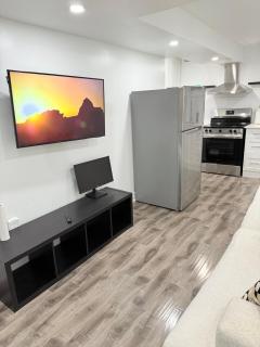 Modern & cozy one Bedroom Basement Suite with Kitchen and parking- sleeps 4 - 5