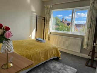 Oxford Detached Spacious Villa for 8 Free Parking - 7