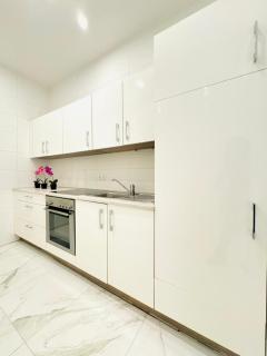 Cozy 5BR Apartment Near Kaufpark Alterlaa, 10-Min Away - 5